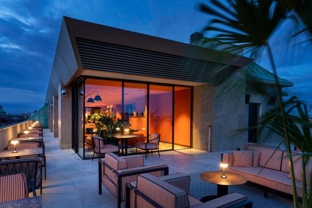 Radisson Collection Hotel, Santa Sofia Milano Ngoại thất bức ảnh The rooftop bar at the hotel