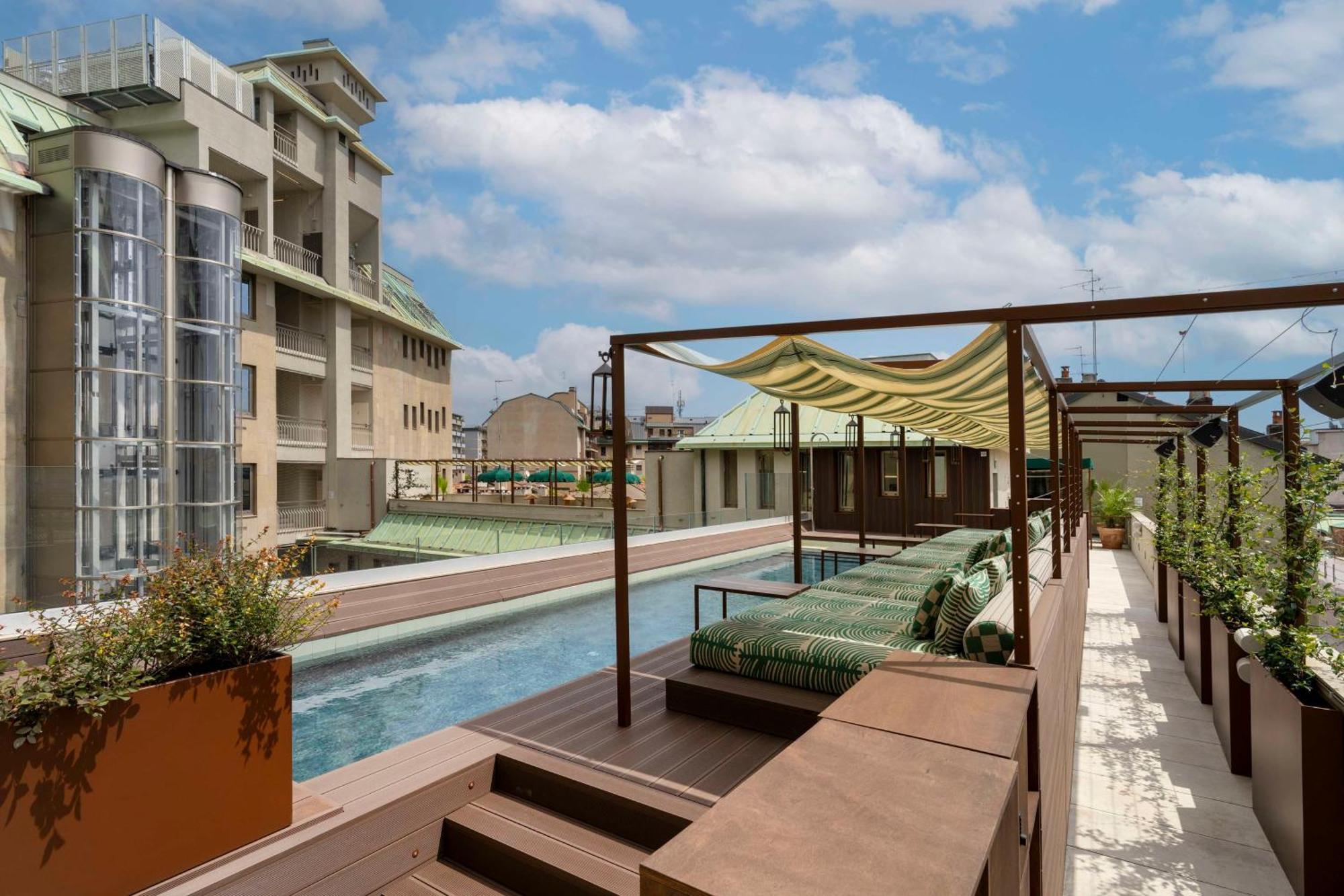 Radisson Collection Hotel, Santa Sofia Milano Ngoại thất bức ảnh The rooftop pool at the hotel