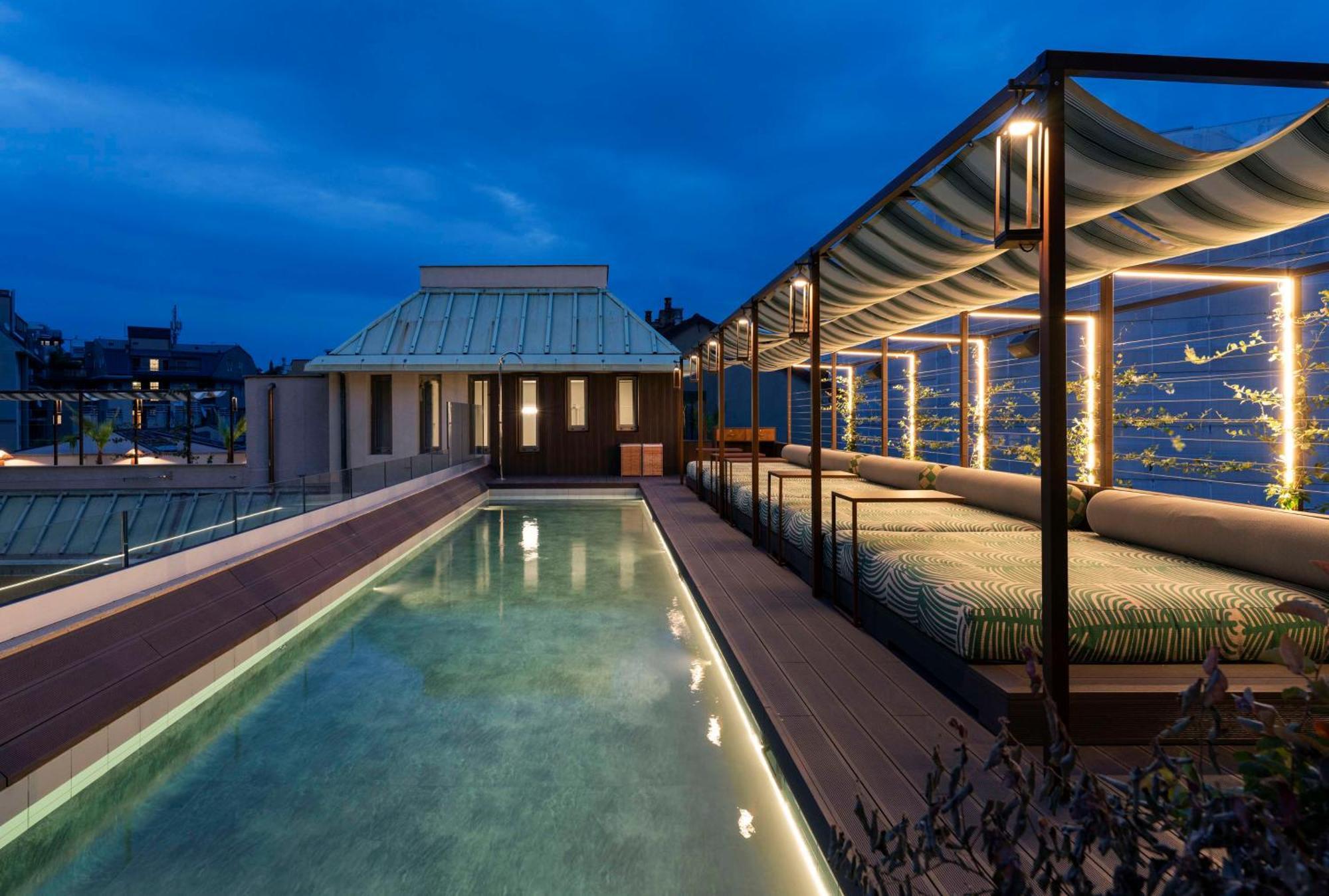 Radisson Collection Hotel, Santa Sofia Milano Ngoại thất bức ảnh The rooftop pool at the Mandarin Oriental