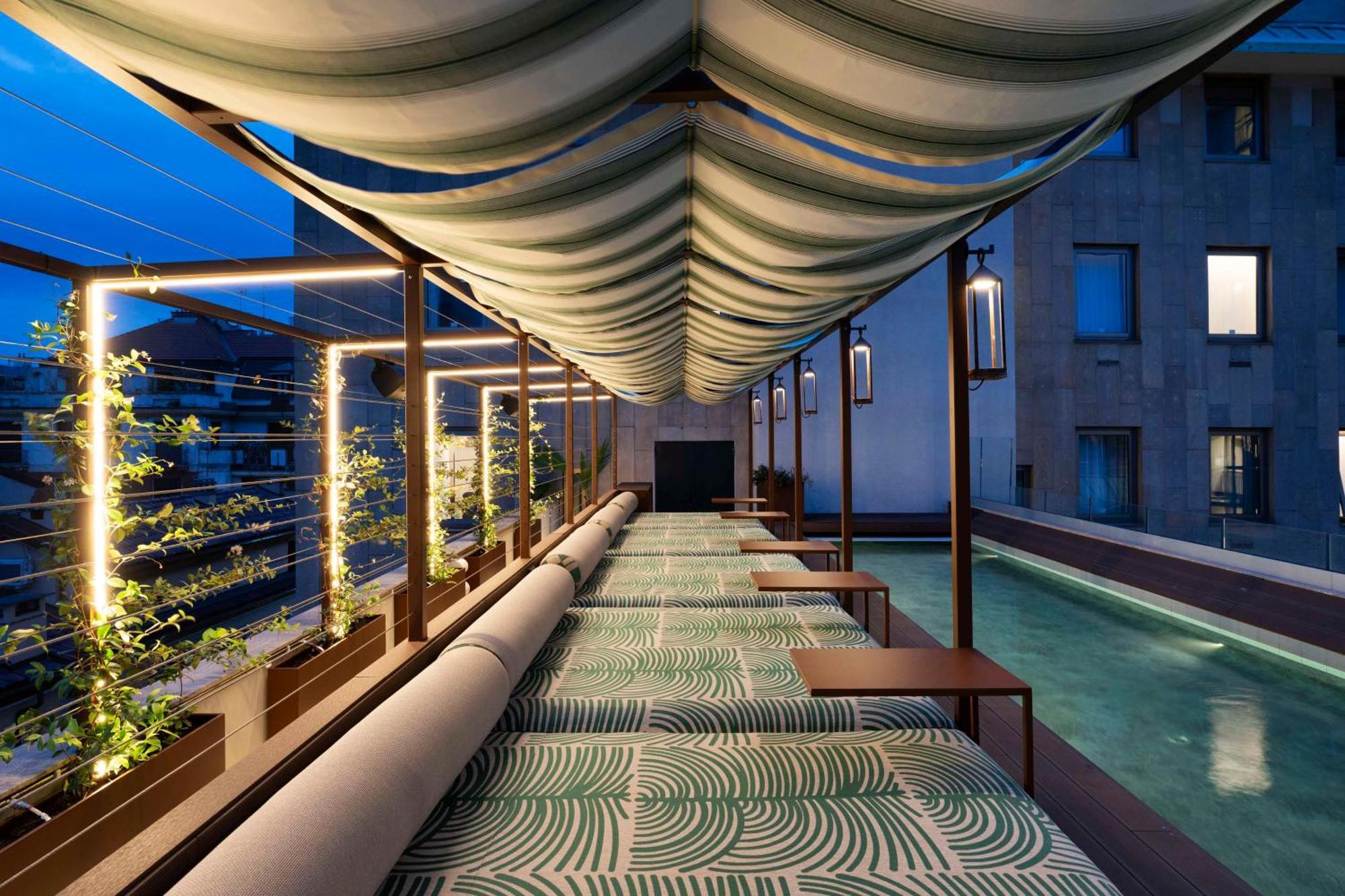 Radisson Collection Hotel, Santa Sofia Milano Ngoại thất bức ảnh The rooftop pool at the hotel